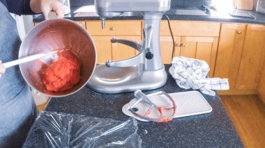 Adım adım. Şekerli kurabiye konut mutfak pişirme kadın.