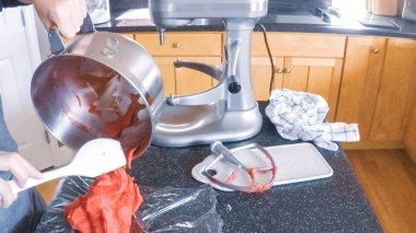 Adım adım. Şekerli kurabiye konut mutfak pişirme kadın.