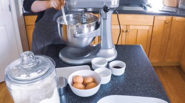 Adım adım. Şekerli kurabiye konut mutfak pişirme kadın.