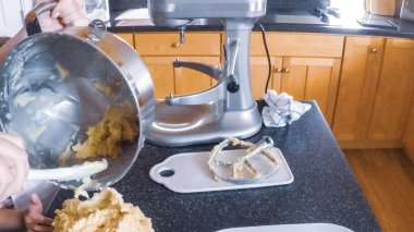 Adım adım. Anne ve kızı mutfakta şekerli kurabiye pişirme.