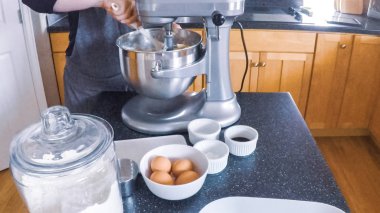 Adım adım. Şekerli kurabiye konut mutfak pişirme kadın.