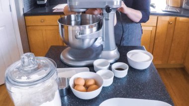 Adım adım. Anne ve kızı mutfakta şekerli kurabiye pişirme.