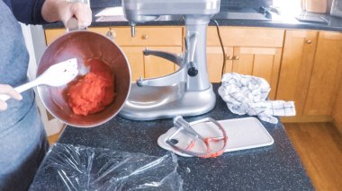 Adım adım. Şekerli kurabiye konut mutfak pişirme kadın.