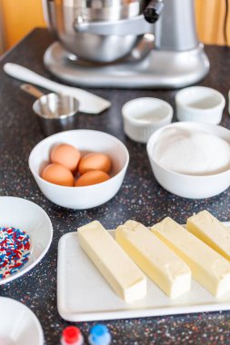 Adım adım. Üstünde belgili tanımlık mutfak sayaç şeker kurabiye pişirmeye malzemeler.