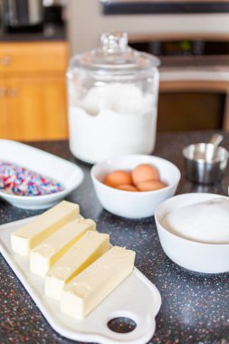 Adım adım. Üstünde belgili tanımlık mutfak sayaç şeker kurabiye pişirmeye malzemeler.