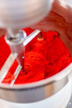 Adım adım. Kırmızı beyaz ve mavi fırıldak çerez hamur karıştırma.