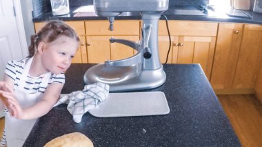 Adım adım. Küçük kız mutfakta şekerli kurabiye pişirme.