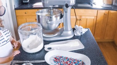 Adım adım. Küçük kız mutfakta şekerli kurabiye pişirme.