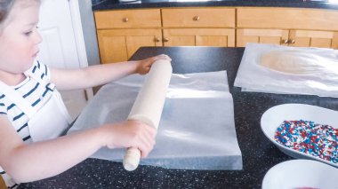 Adım adım. Küçük kız mutfakta şekerli kurabiye pişirme.