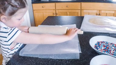 Adım adım. Küçük kız mutfakta şekerli kurabiye pişirme.