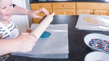 Adım adım. Anne ve kızı mutfakta şekerli kurabiye pişirme.