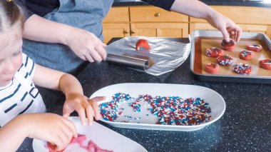 Adım adım. Anne ve kızı mutfakta şekerli kurabiye pişirme.