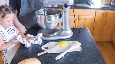 Adım adım. Anne ve kızı mutfakta şekerli kurabiye pişirme.