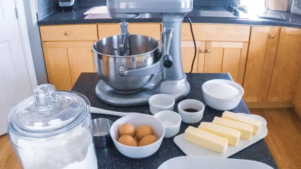 Adım adım. Üstünde belgili tanımlık mutfak sayaç şeker kurabiye pişirmeye malzemeler.