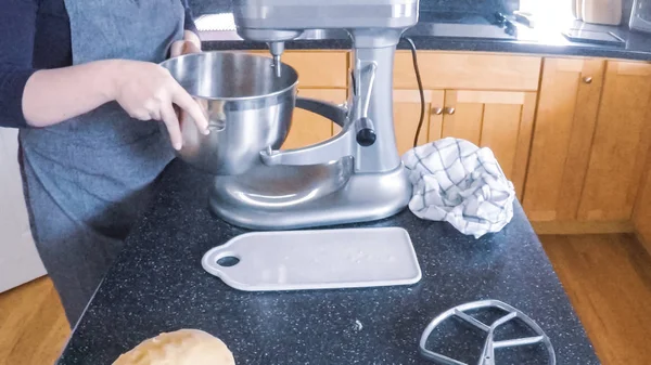 Adım adım. Şekerli kurabiye konut mutfak pişirme kadın.