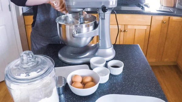 Adım adım. Şekerli kurabiye konut mutfak pişirme kadın.