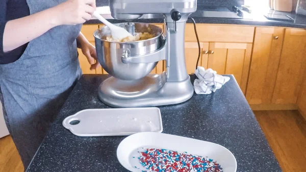 Adım adım. Şekerli kurabiye konut mutfak pişirme kadın.