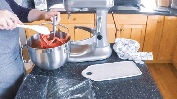 一歩一歩 住宅の台所で砂糖のクッキーを焼く女性 — ストック写真