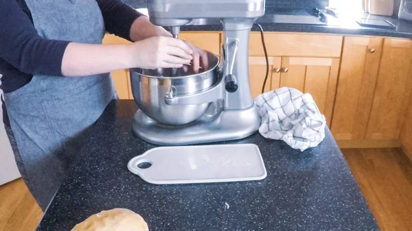 Adım adım. Şekerli kurabiye konut mutfak pişirme kadın.