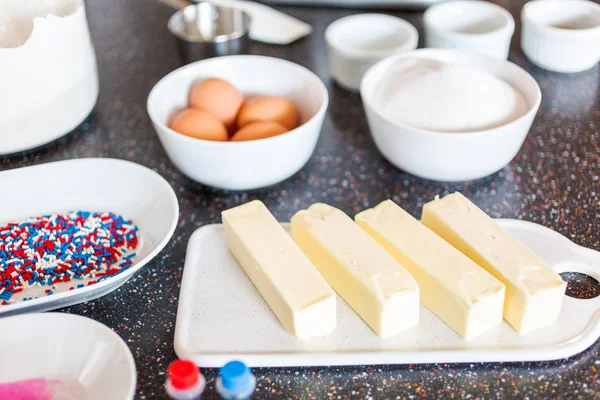 Adım adım. Üstünde belgili tanımlık mutfak sayaç şeker kurabiye pişirmeye malzemeler.