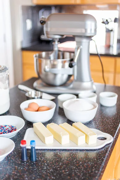 Adım adım. Üstünde belgili tanımlık mutfak sayaç şeker kurabiye pişirmeye malzemeler.