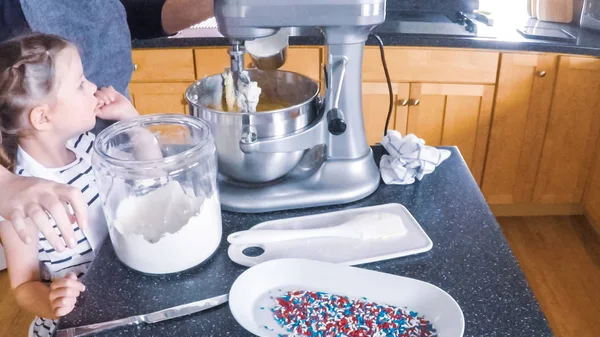 Krok Kroku Matka Córka Pieczenia Cookies Cukru Kuchni — Zdjęcie stockowe