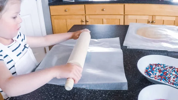 Adım adım. Küçük kız mutfakta şekerli kurabiye pişirme.