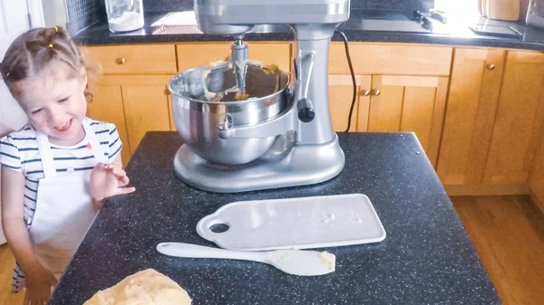 Adım adım. Küçük kız mutfakta şekerli kurabiye pişirme.