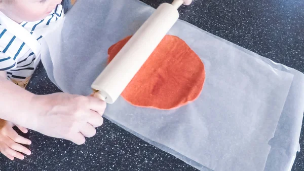 Adım adım. Anne ve kızı mutfakta şekerli kurabiye pişirme.