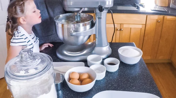 Adım adım. Anne ve kızı mutfakta şekerli kurabiye pişirme.