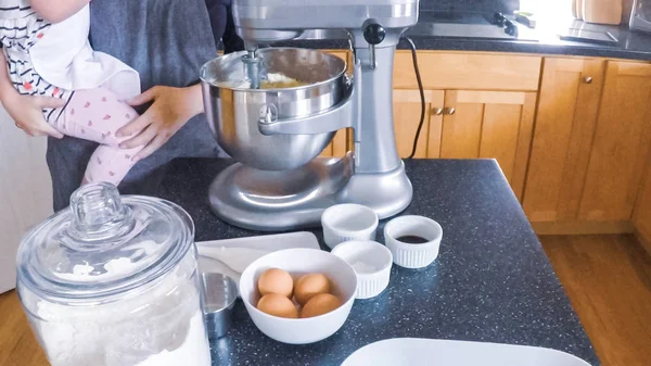 Adım adım. Anne ve kızı mutfakta şekerli kurabiye pişirme.