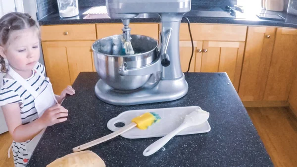 Adım adım. Küçük kız mutfakta şekerli kurabiye pişirme.