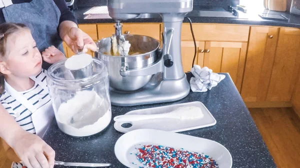Schritt Für Schritt Mutter Und Tochter Backen Zuckerplätzchen Der Küche — Stockfoto