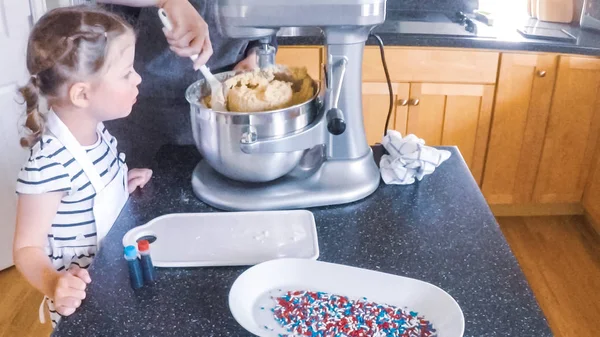 Stap Voor Stap Moeder Dochter Bakken Suiker Koekjes Keuken — Stockfoto