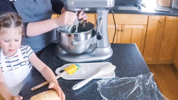 Krok Kroku Matka Córka Pieczenia Cookies Cukru Kuchni — Zdjęcie stockowe