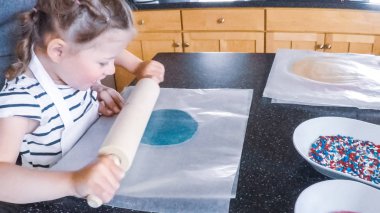 Adım adım. Anne ve kızı mutfakta şekerli kurabiye pişirme.