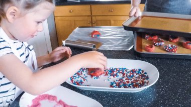 Adım adım. Anne ve kızı mutfakta şekerli kurabiye pişirme.