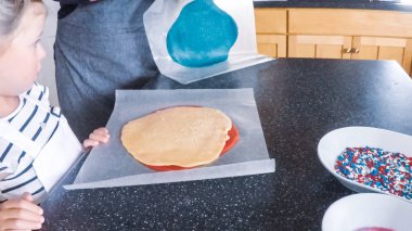 Adım adım. Anne ve kızı mutfakta şekerli kurabiye pişirme.