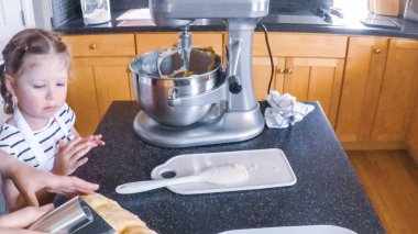 Adım adım. Küçük kız mutfakta şekerli kurabiye pişirme.