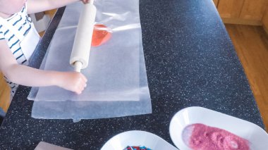 Adım adım. Küçük kız mutfakta şekerli kurabiye pişirme.