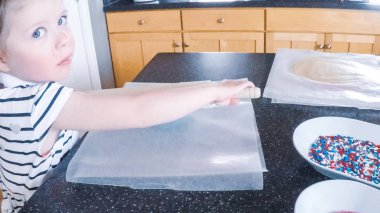 Adım adım. Küçük kız mutfakta şekerli kurabiye pişirme.