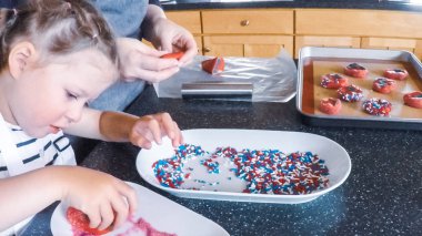 Adım adım. Anne ve kızı mutfakta şekerli kurabiye pişirme.