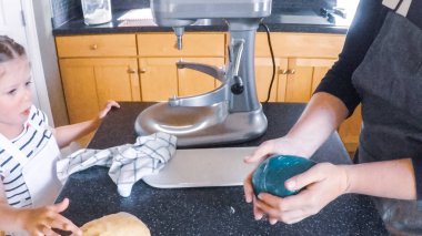 Adım adım. Anne ve kızı mutfakta şekerli kurabiye pişirme.