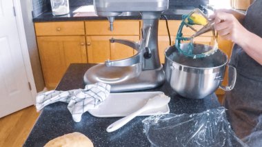 Adım adım. Şekerli kurabiye konut mutfak pişirme kadın.