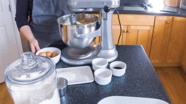 Adım adım. Şekerli kurabiye konut mutfak pişirme kadın.