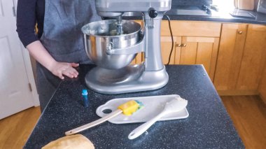 Adım adım. Şekerli kurabiye konut mutfak pişirme kadın.