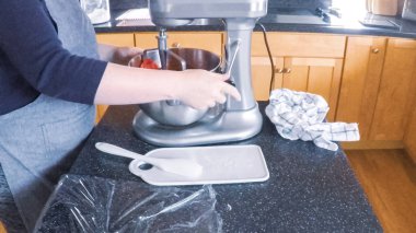 Adım adım. Şekerli kurabiye konut mutfak pişirme kadın.