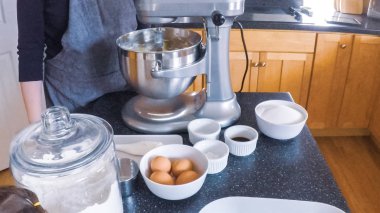 Adım adım. Şekerli kurabiye konut mutfak pişirme kadın.