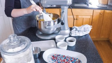 Adım adım. Şekerli kurabiye konut mutfak pişirme kadın.