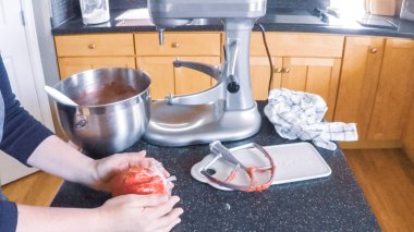 Adım adım. Şekerli kurabiye konut mutfak pişirme kadın.